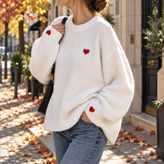 Pull femme blanc à col rond côtelé et épaules tombantes porté en ville
