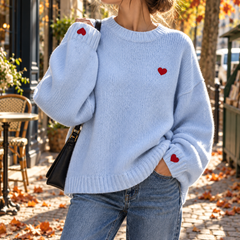 Pull femme bleu clair à col rond et petit cœur brodé rouge sur la poitrine