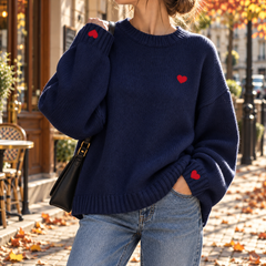 Pull femme bleu marine en maille, cœur brodé rouge et bords côtelés