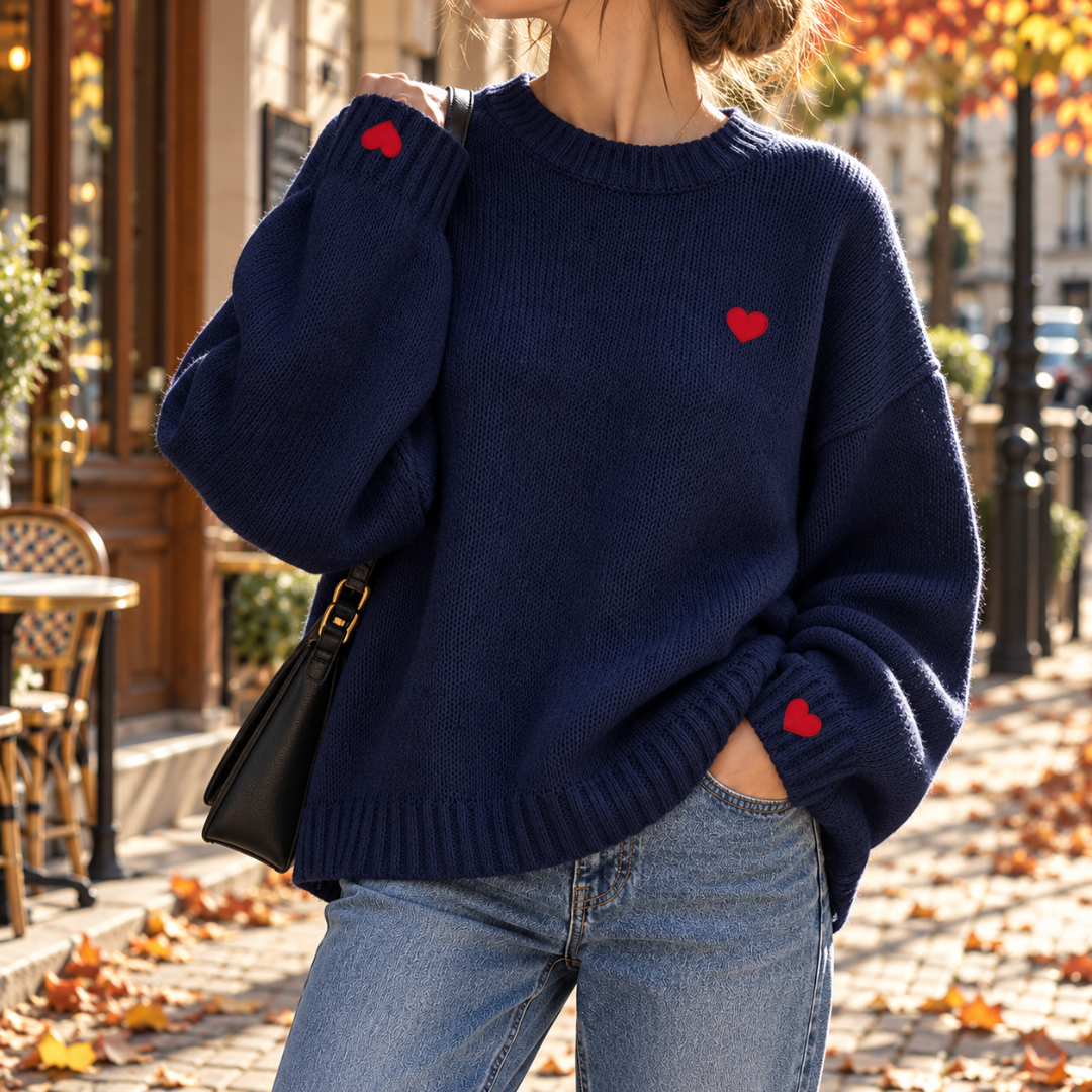 Pull femme bleu marine en maille, cœur brodé rouge et bords côtelés