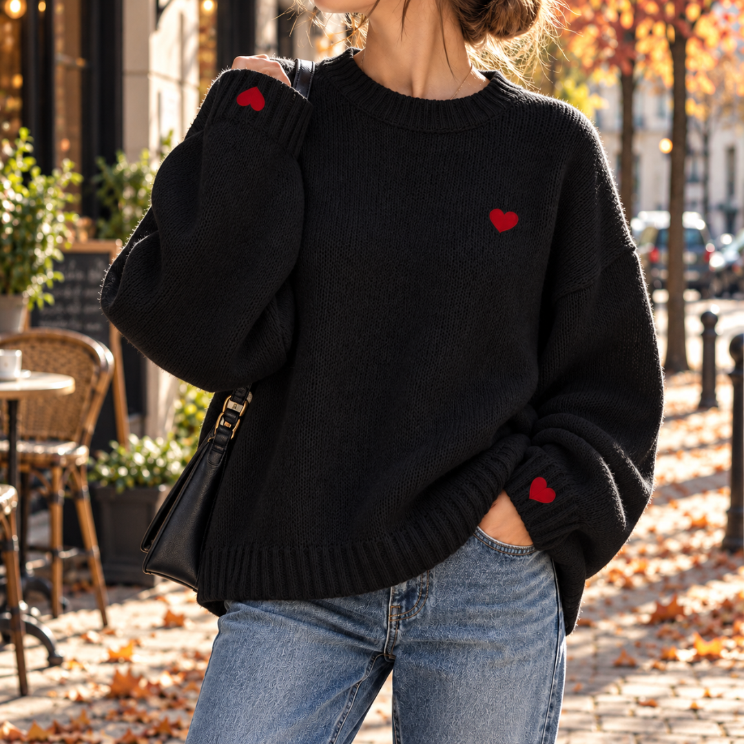 Pull femme noir à col rond côtelé avec cœur brodé rouge sur la poitrine