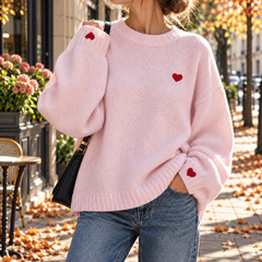 Pull femme rose pâle en maille avec cœurs brodés rouges poitrine et poignet