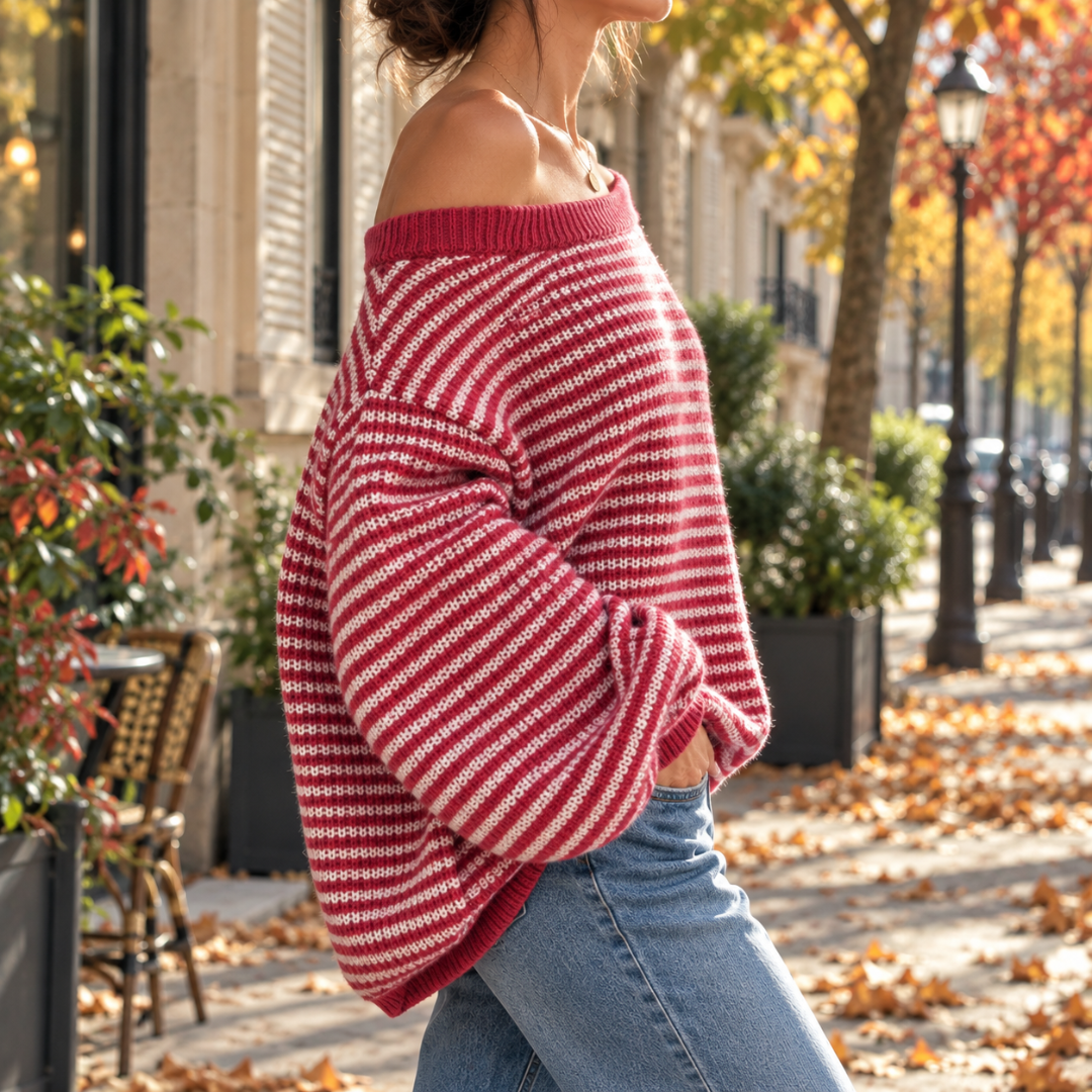 Vue de profil du pull rouge rayé, manche longue volumineuse et poignet côtelé