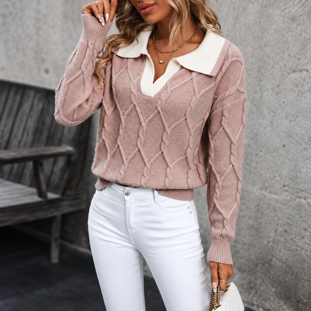 Pull femme rose en maille torsadée avec col chemise blanc contrastant et encolure en V