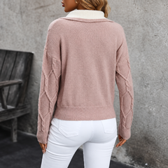 Dos du pull femme rose, maille torsadée sur les manches et bas côtelé
