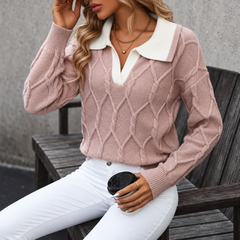 Femme assise portant le pull rose, col chemise contrastant et poignets côtelés visibles