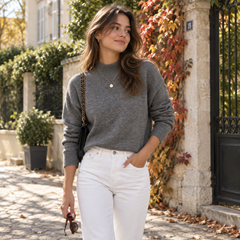 Pull femme gris à col montant, porté avec un pantalon blanc