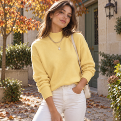 Pull femme jaune à col montant, épaules tombantes et maille unie