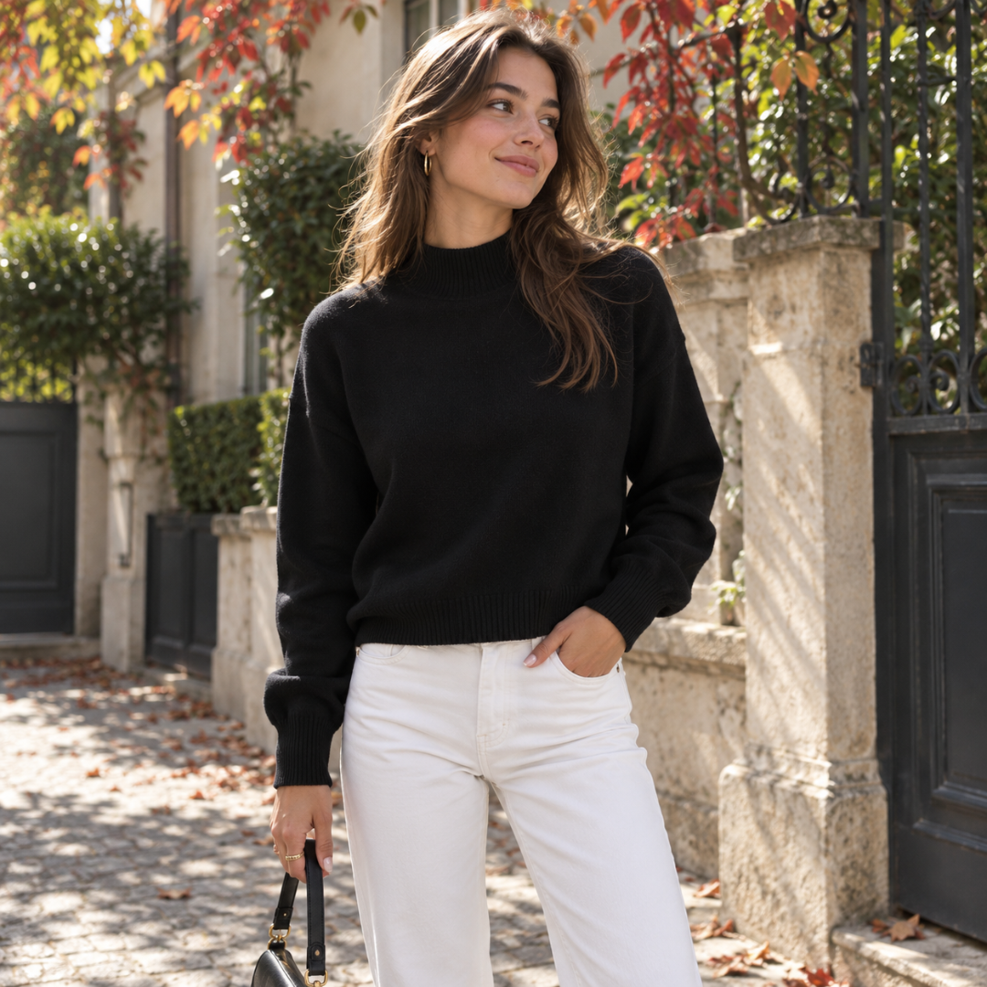 Pull femme noir à col montant, poignets et bas côtelés visibles