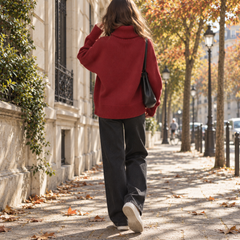 Dos du pull femme rouge montrant les épaules tombantes et le bas côtelé