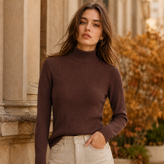 Pull marron foncé col roulé côtelé porté avec un pantalon clair taille haute