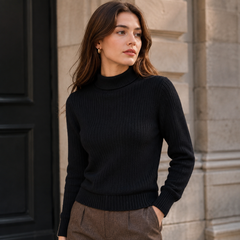 Pull noir col roulé ajusté, bas côtelé marqué, porté en extérieur