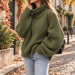 Pull vert armée en grosse maille, col roulé replié et poignets côtelés