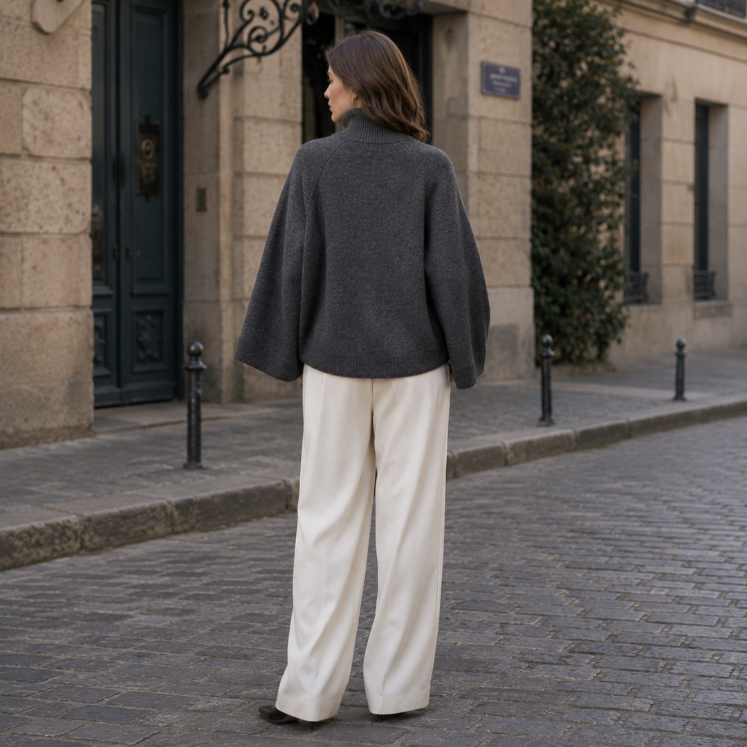 Dos du pull gris foncé, tombé ample et poignets côtelés sur silhouette droite