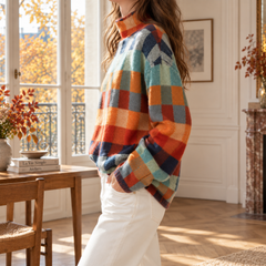 Pull femme damier orange et bleu vu de côté, col roulé relevé