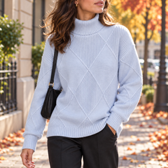 Pull femme bleu ciel à col roulé avec bas côtelé et fentes latérales
