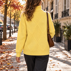 Dos du pull jaune à col roulé avec grands losanges en maille