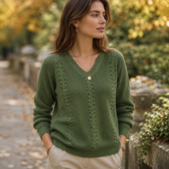 Pull vert à col V avec côtes marquées et détails ajourés verticaux