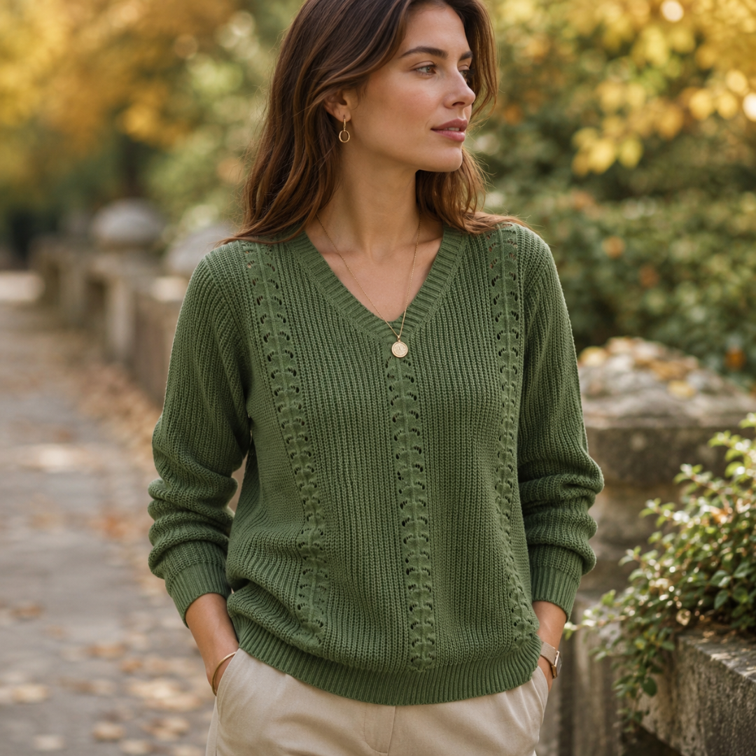 Pull vert à col V avec côtes marquées et détails ajourés verticaux