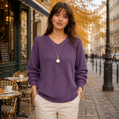 Pull violet col V porté de face, bas côtelé et manches longues