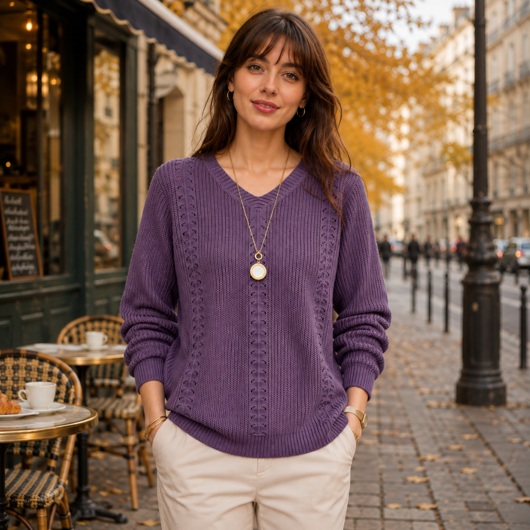 Pull violet col V porté de face, bas côtelé et manches longues