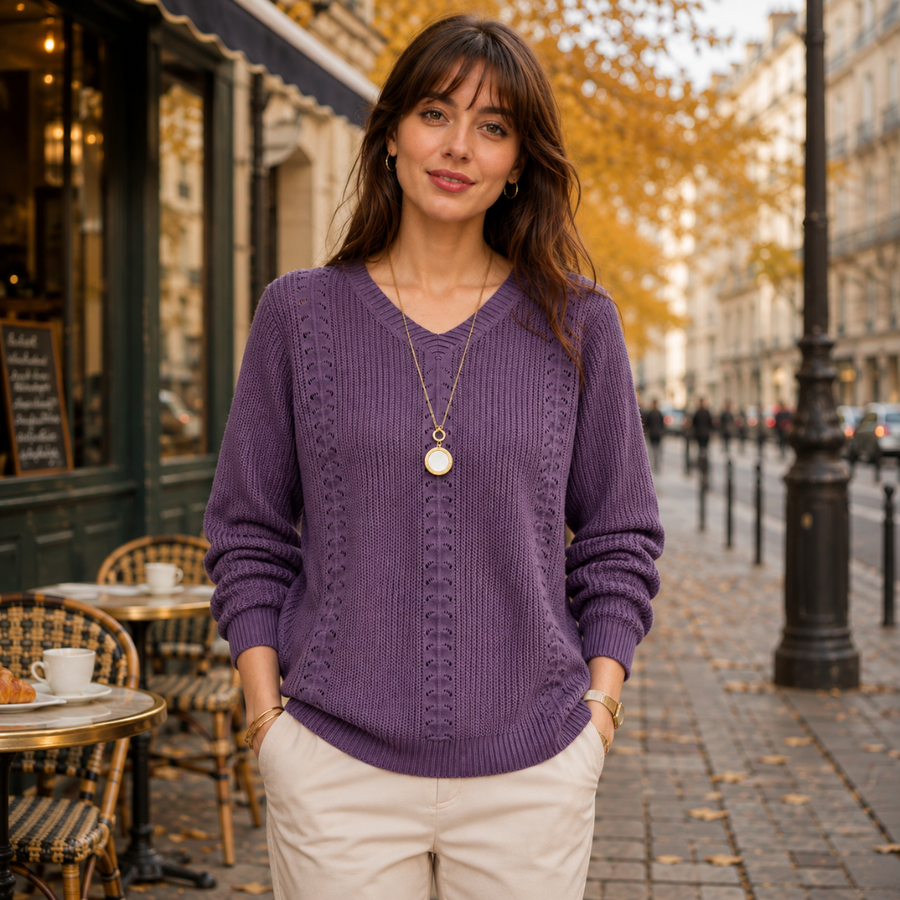 Pull violet col V porté de face, bas côtelé et manches longues