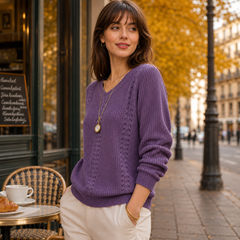 Vue de trois quarts du pull violet côtelé aux détails ajourés