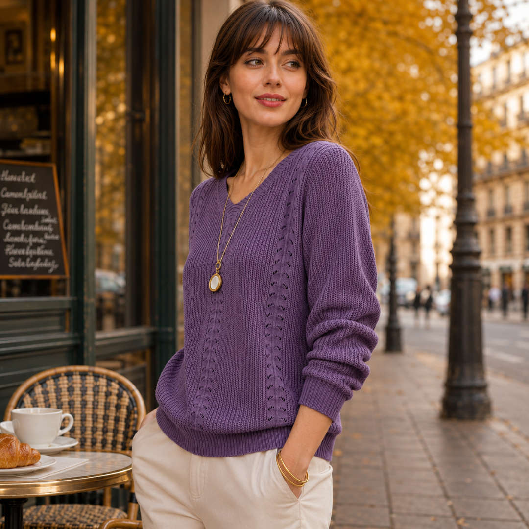 Vue de trois quarts du pull violet côtelé aux détails ajourés