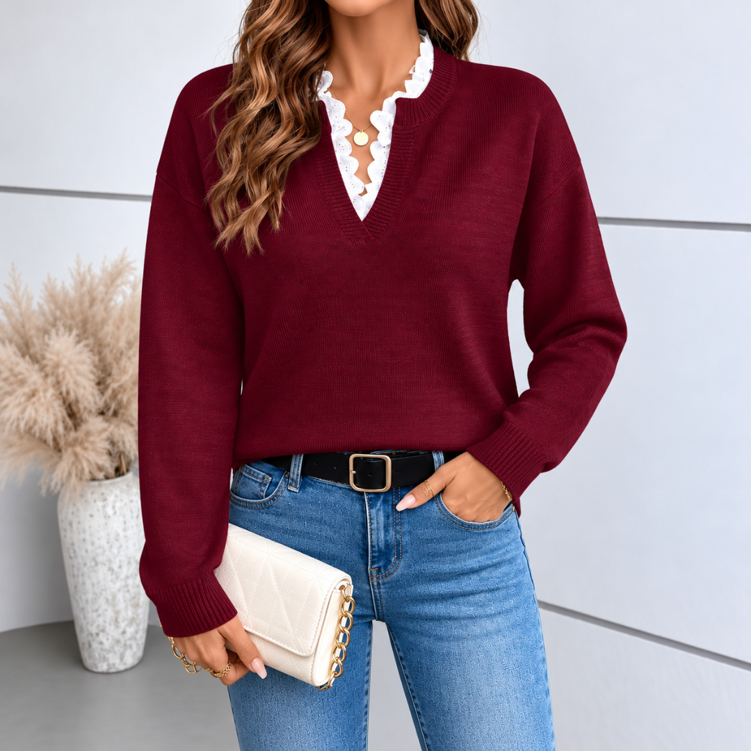 Pull femme bordeaux à col V bordé d'une finition blanche festonnée, porté avec un pantalon