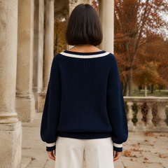 Dos du pull bleu marine en maille côtelée avec encolure soulignée de blanc
