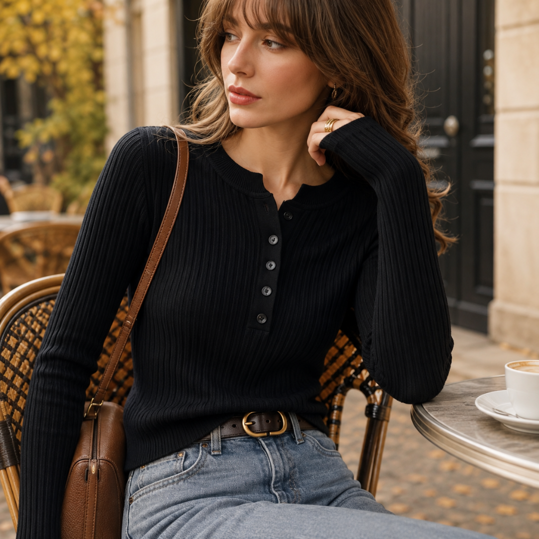 Pull femme noir côtelé à col rond boutonné, porté avec un pantalon et une ceinture