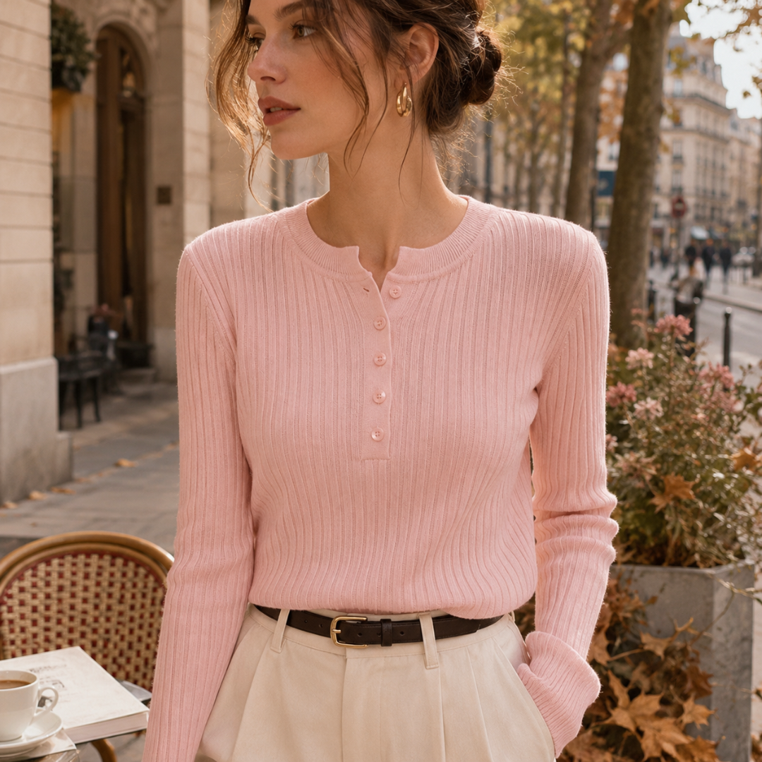 Pull femme rose côtelé, col rond boutonné, porté avec un pantalon beige