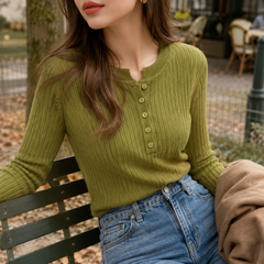 Pull femme vert olive à côtes verticales, boutons ton sur ton au col rond