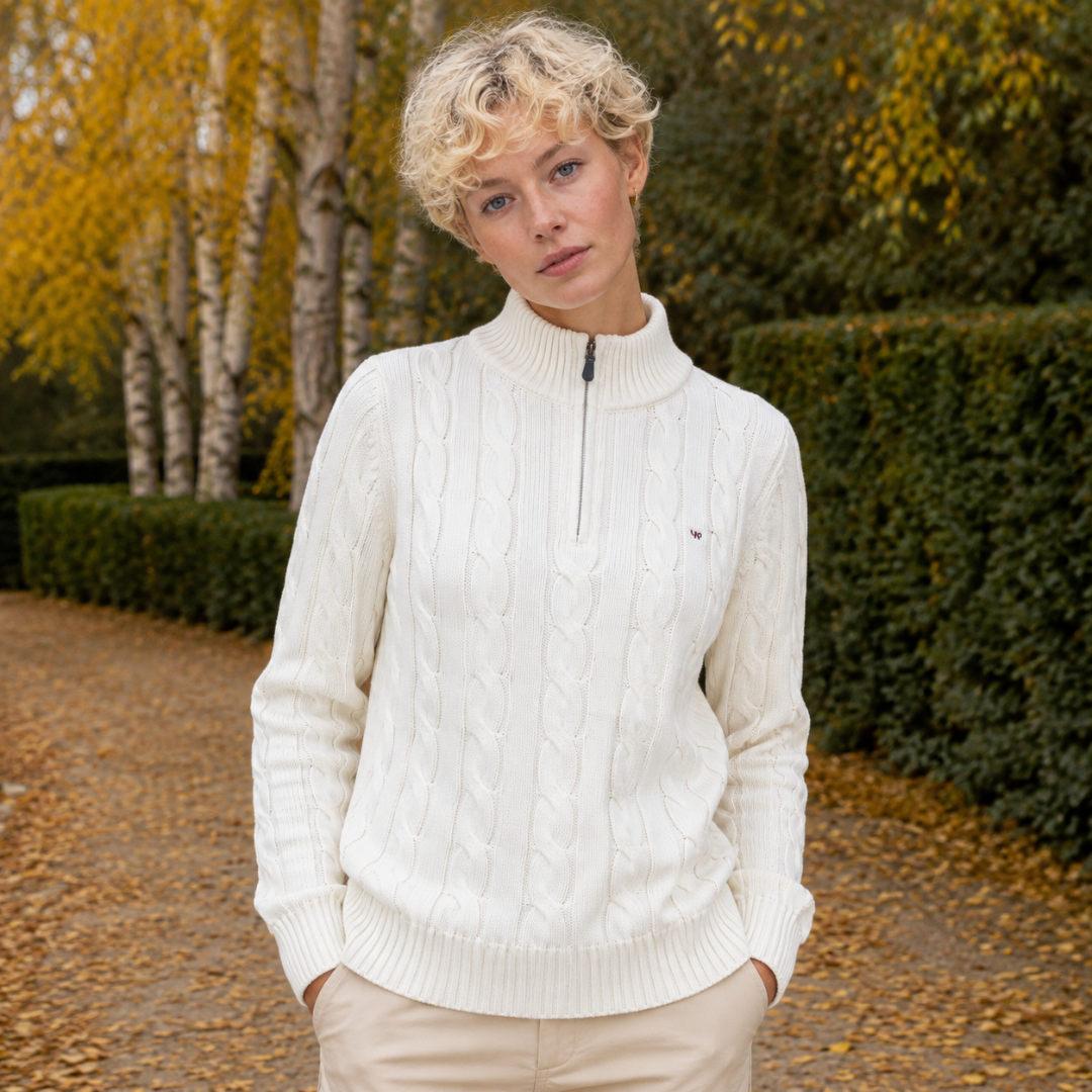 Pull femme blanc en maille torsadée avec col montant et demi-zip ouvert