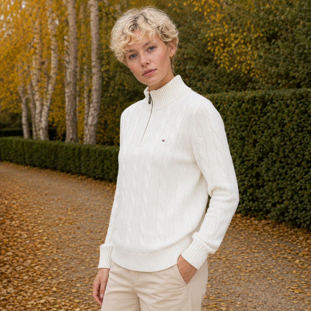 Pull blanc à torsades verticales, petit motif brodé sur la poitrine, manches longues