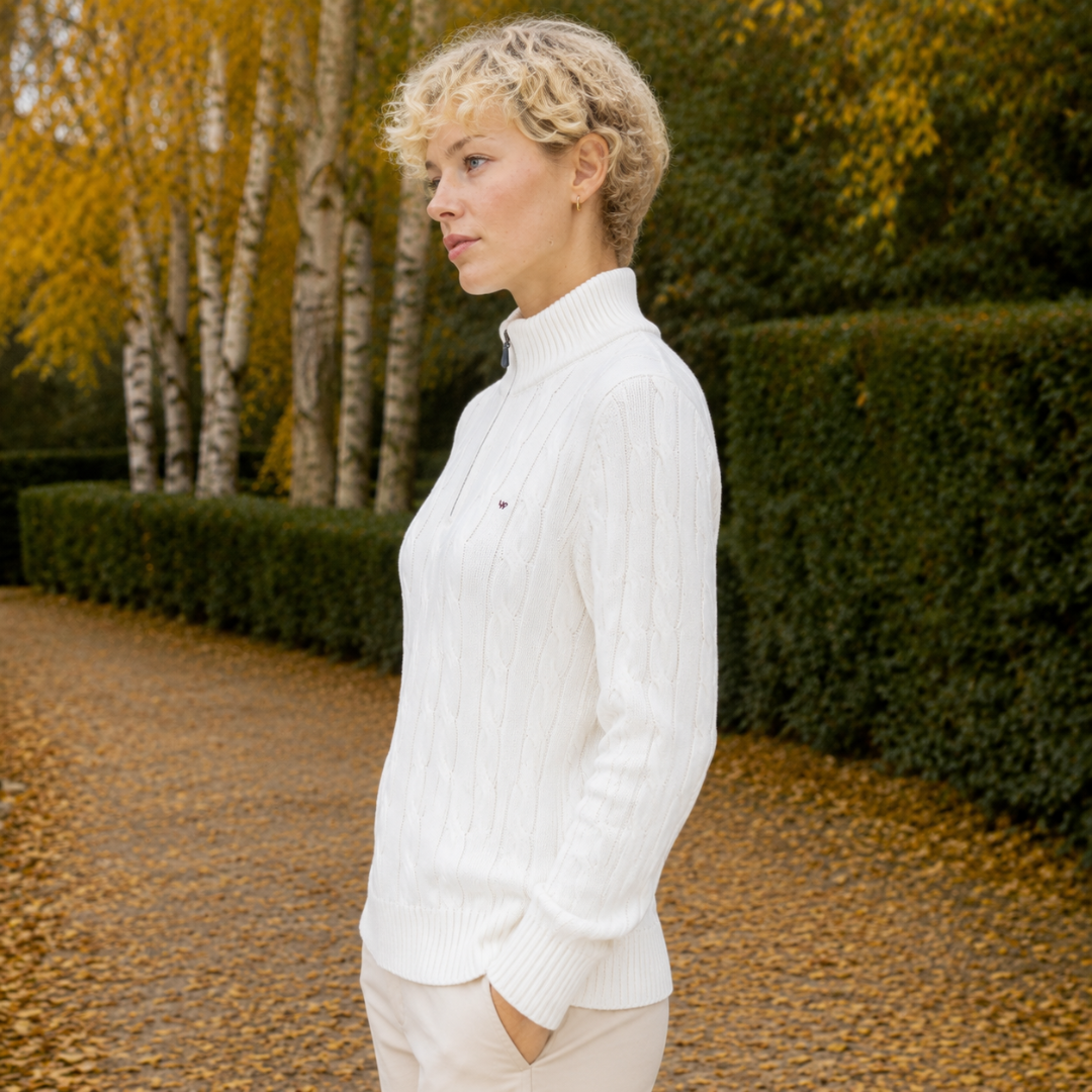 Vue de profil du pull femme blanc, col montant côtelé et bas côtelé