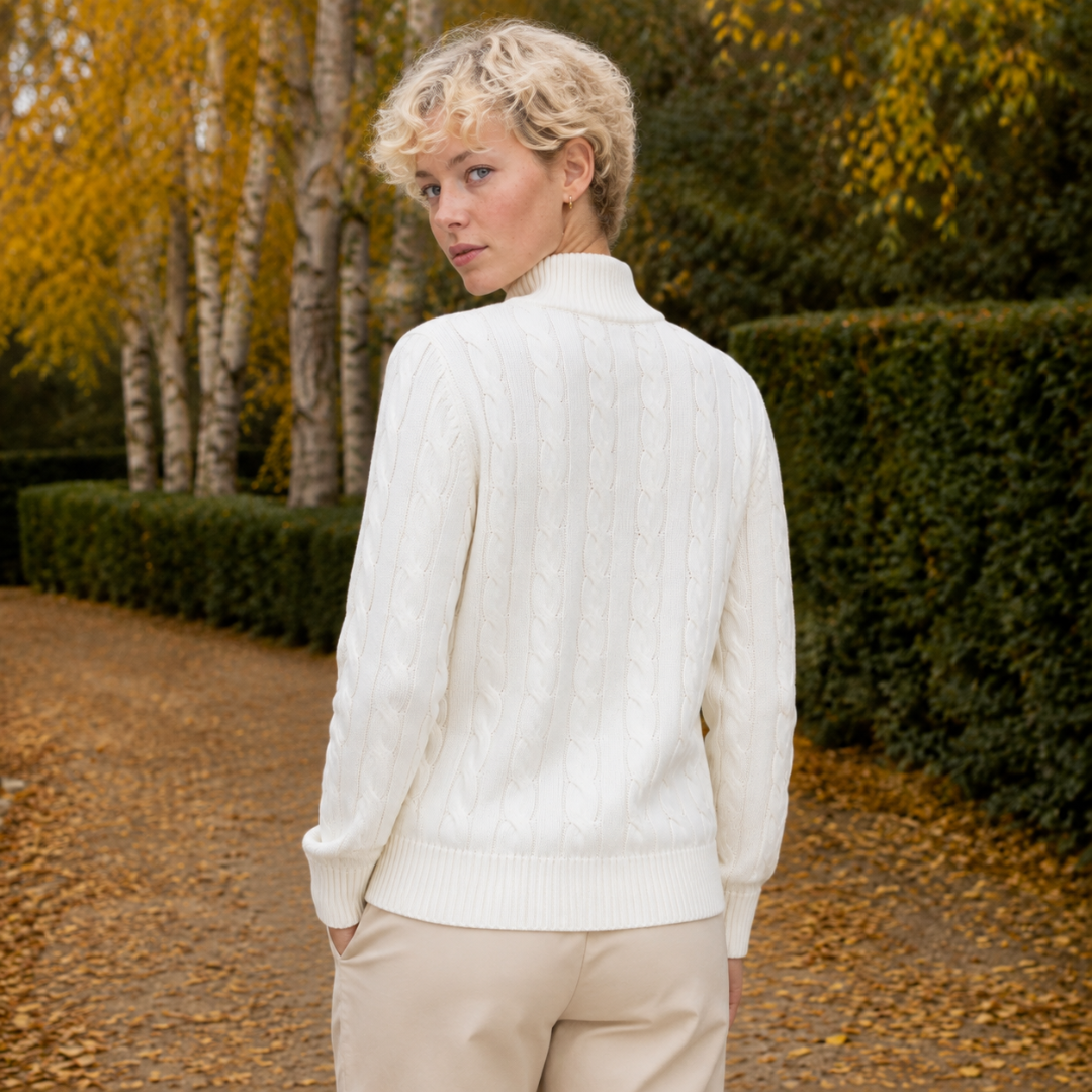 Dos du pull femme blanc en maille torsadée avec col montant et poignets côtelés