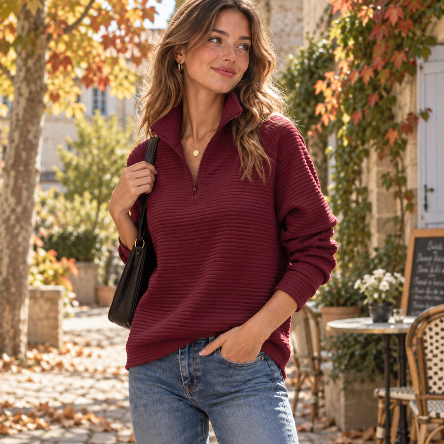 Pull femme rouge à col montant zippé porté avec un pantalon bleu clair