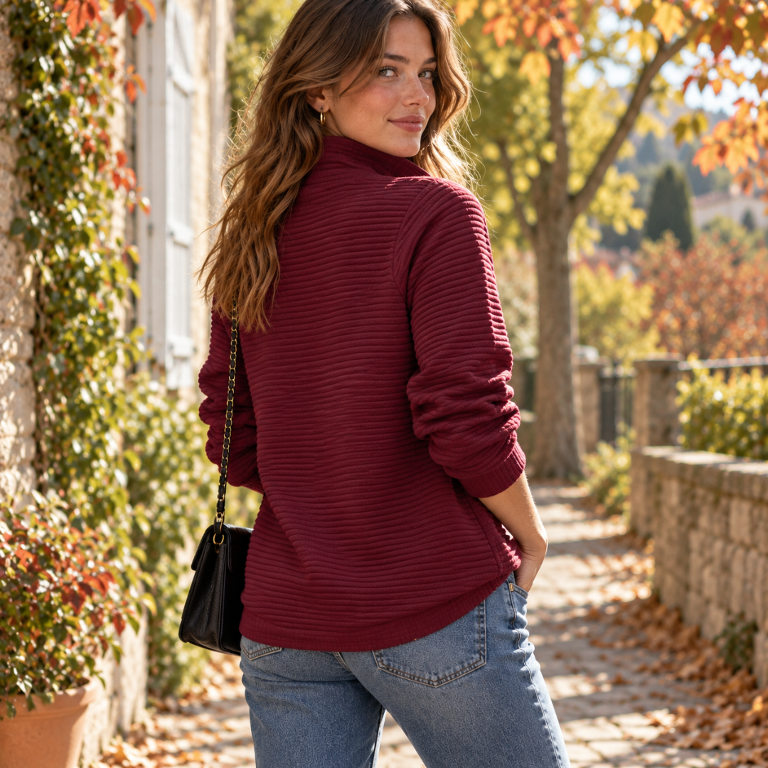 Dos du pull femme rouge montrant la texture côtelée horizontale et les poignets côtelés