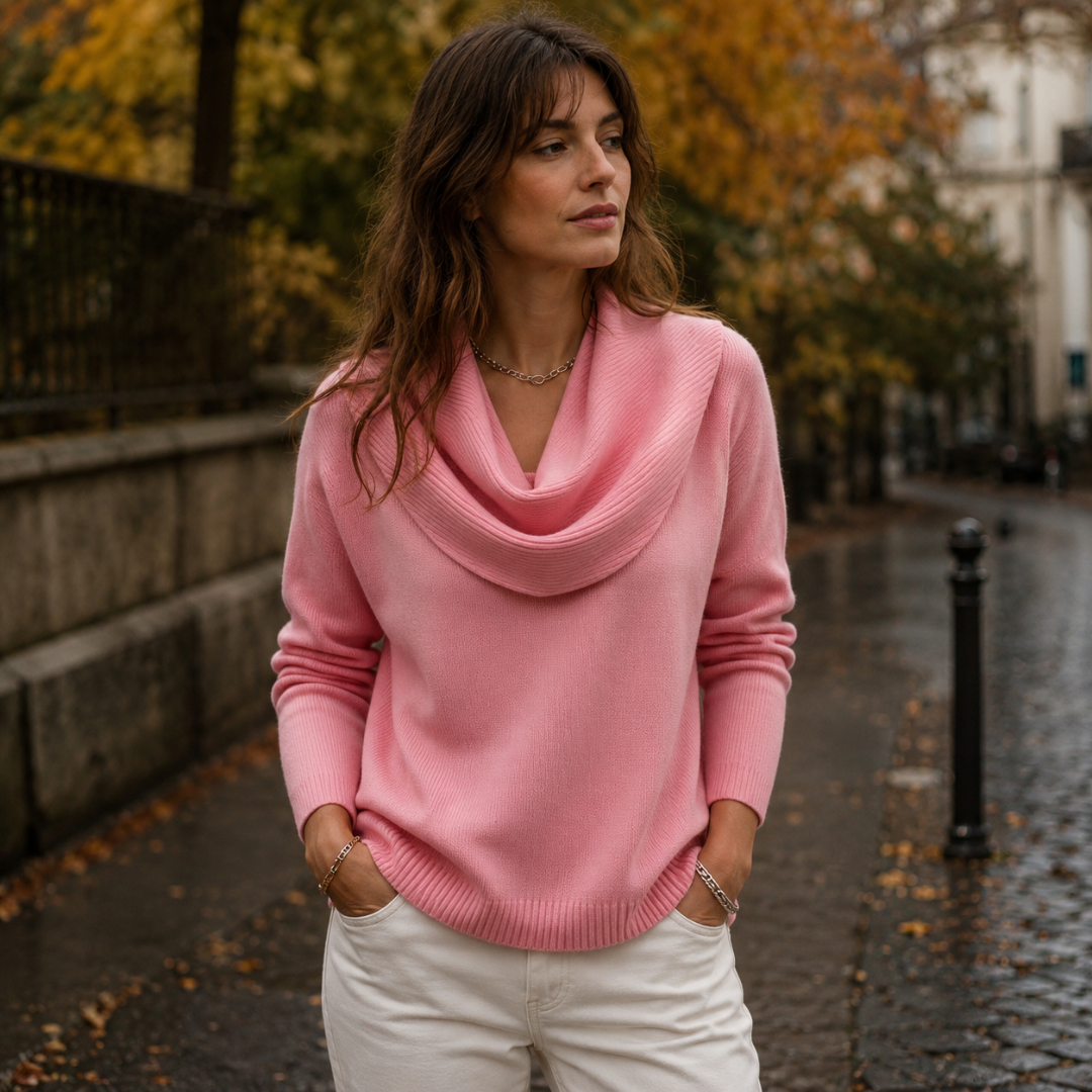 Pull femme rose porté en ville, col bénitier drapé et manches longues