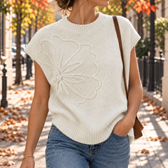 Pull femme blanc en maille à col rond côtelé et fleur en relief