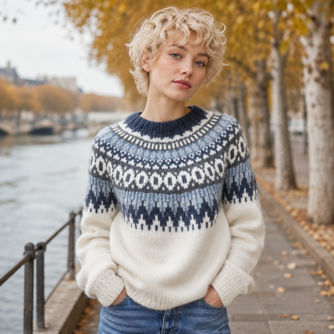 Pull femme blanc à motif jacquard bleu et col rond côtelé, allure décontractée