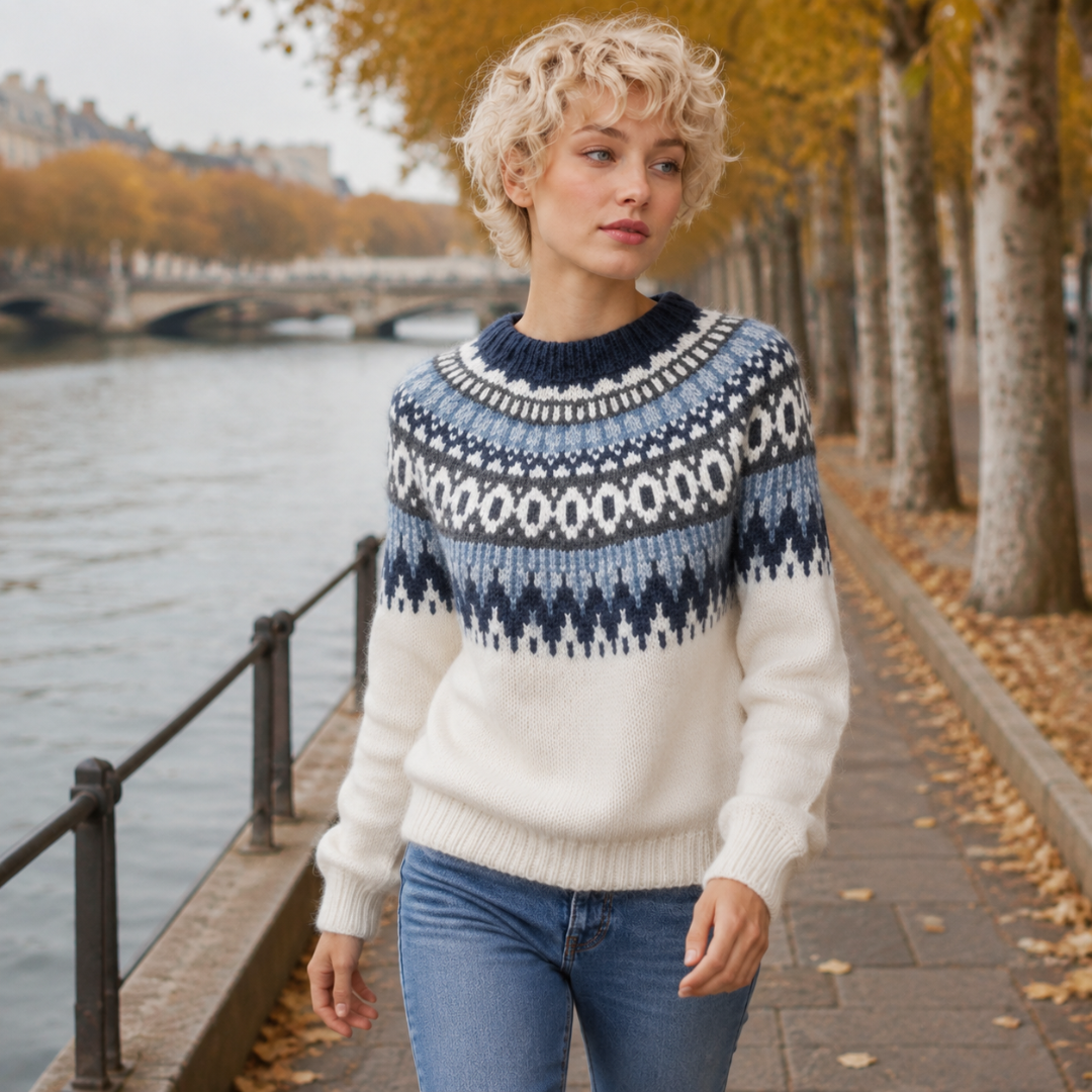 Pull femme blanc à empiècement jacquard bleu et bord côtelé à la taille