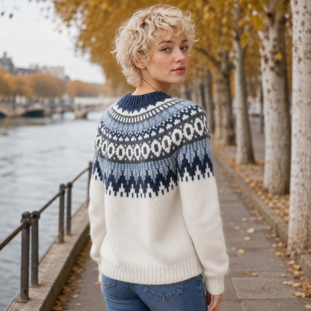 Pull femme blanc vu de dos, motif jacquard bleu sur les épaules