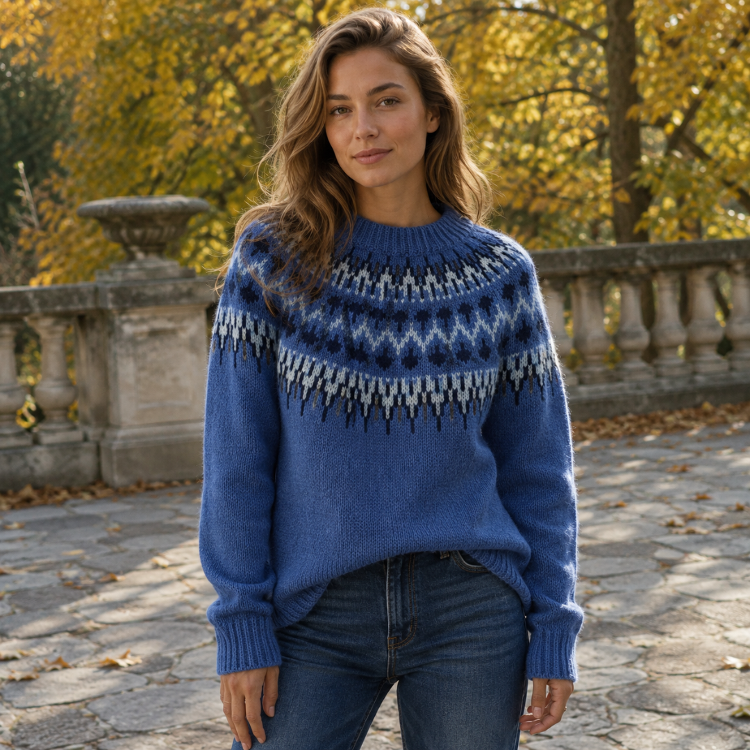 Pull femme bleu à motif jacquard écru sur les épaules et poignets côtelés