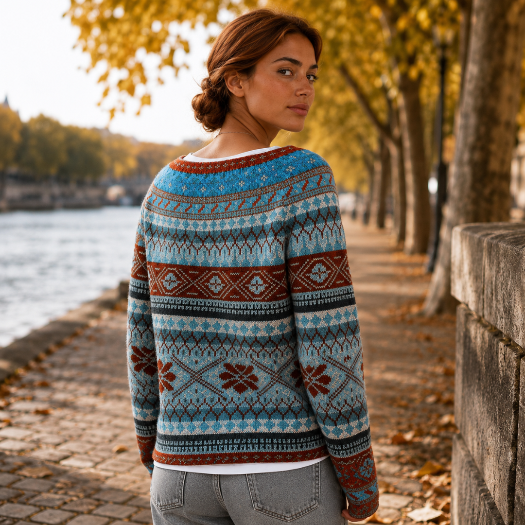 Dos du pull femme bleu, empiècement d'épaules jacquard et frises géométriques