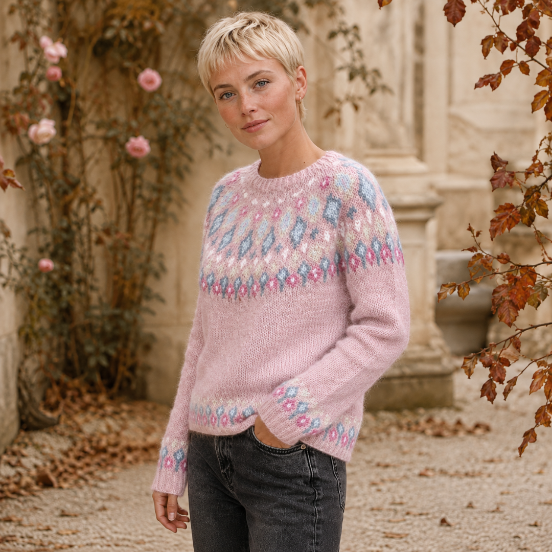 Pull rose en maille avec motifs losanges bleus et roses sur les épaules