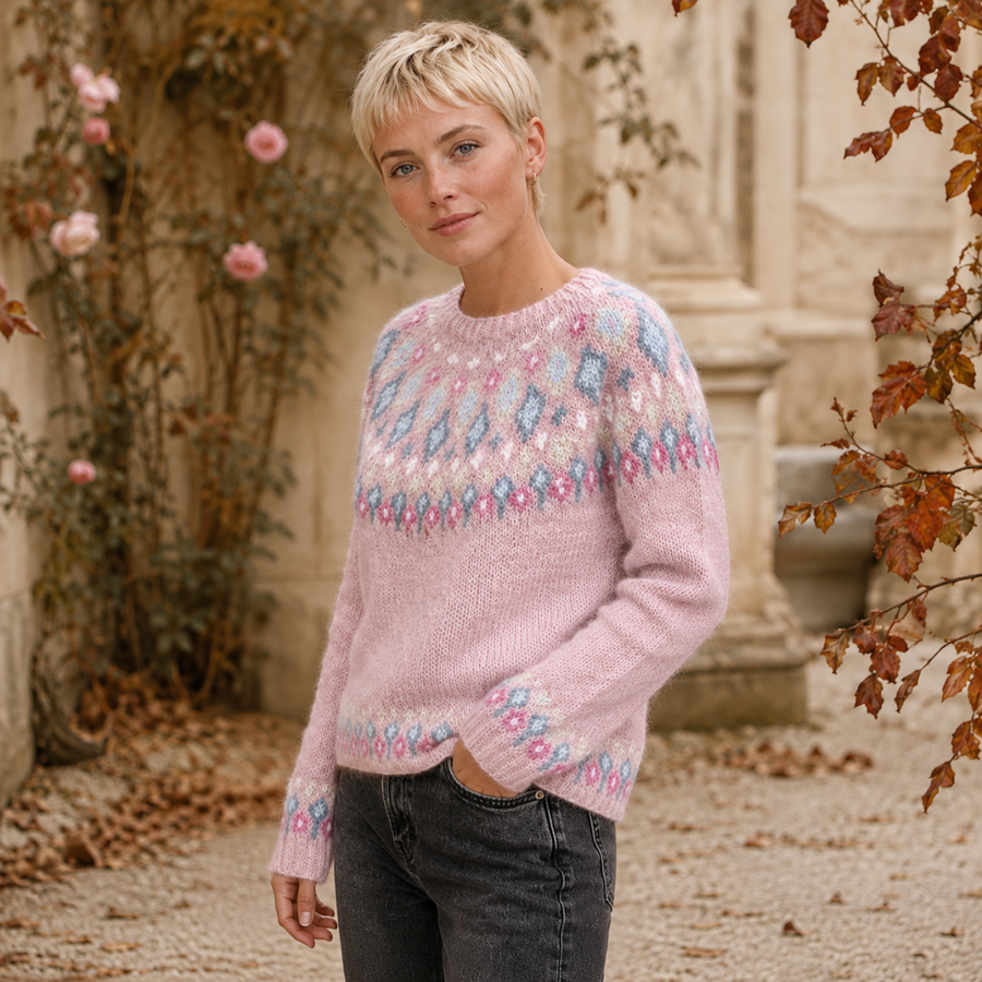 Pull rose en maille avec motifs losanges bleus et roses sur les épaules