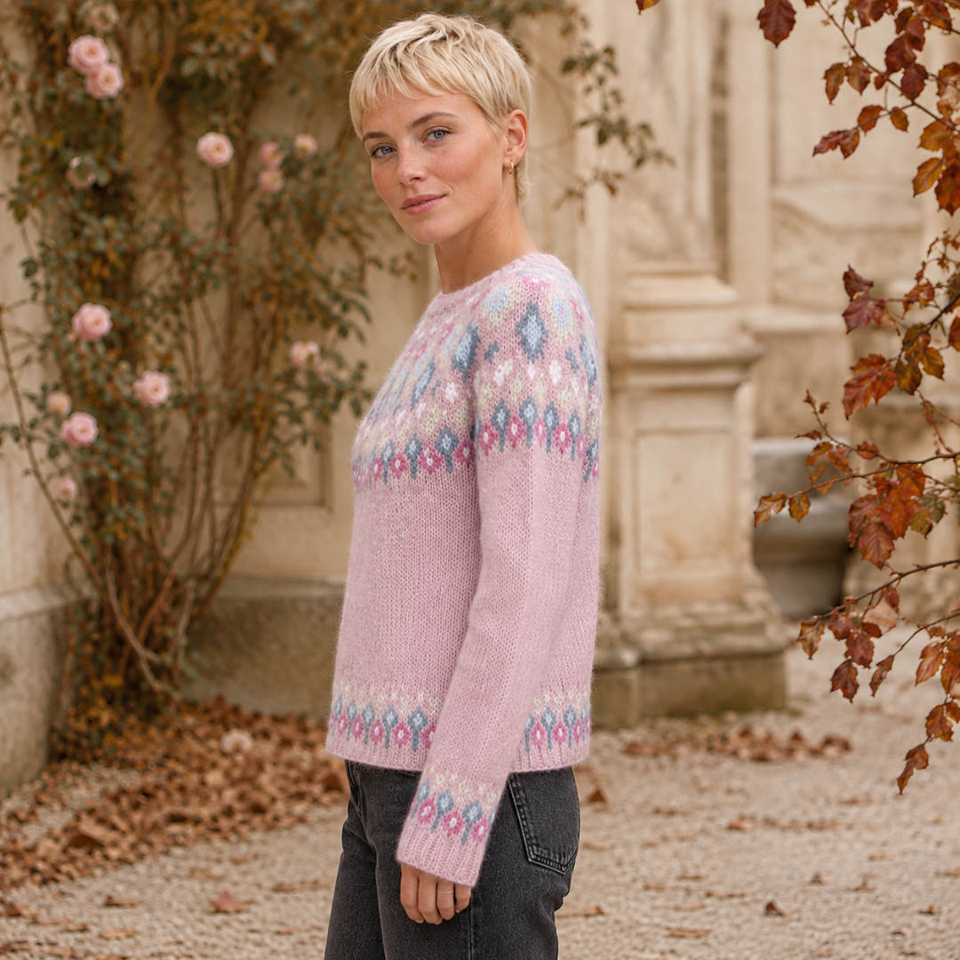 Vue de profil du pull femme rose avec bande jacquard au poignet