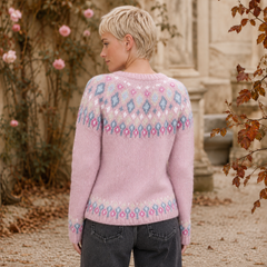 Dos du pull rose montrant l'empiècement jacquard et le bas côtelé